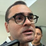 Christian Nodal sigue eliminando los tatuajes de su rostro