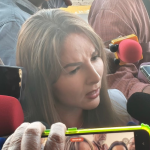 Conductor de Me caigo de risa explota contra la prensa en evento de Verónica Castro